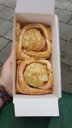 Apple cinnaroll at Cinnamood in Munich