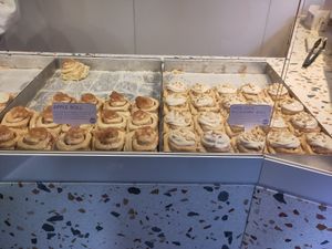 Vegan apple and white chocolate macadamia rolls #Veganuary at Cinnamood in Munich