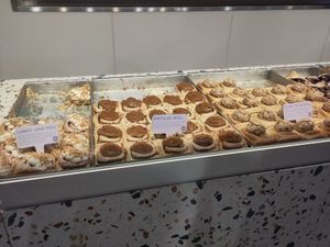 Vegan carrot cake, speculas, and cookie dough rolls #Veganuary at Cinnamood in Munich