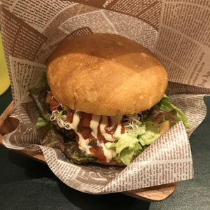 salsa burger at Olu Olu Cafe in Tokyo