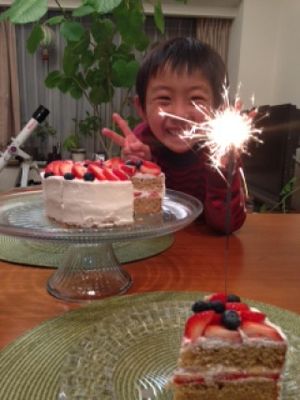 Olu Olu cafe's vegan cake makes a boy smile!!  He loves every Olu Olu food including sweets.   at Olu Olu Cafe in Tokyo