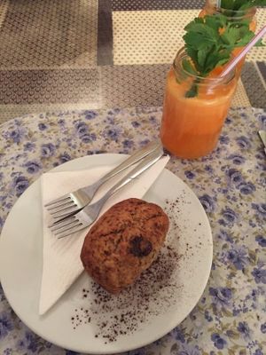 Cake banana and chocolate at Cafe Camelia in Barcelona
