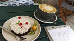 Zitrone Blaubeer Mohn Törtchen mit Cappuccino at Café Alma in Freiburg