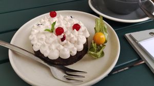 Zitrone Blaubeer Mohn Törtchen at Café Alma in Freiburg