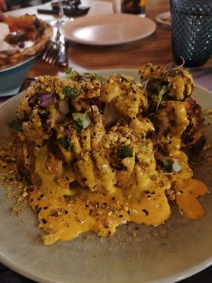 Roasted cauliflower with delicious sauce (lemon, mint, curry...) at Nonna Paquita Ristorante - Pizzeria in Palamos