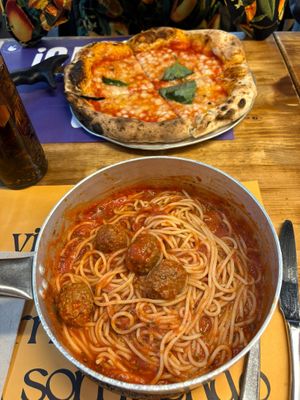Vegan Margherita and Heura meatball spaghettis at Nonna Paquita Ristorante - Pizzeria in Palamos