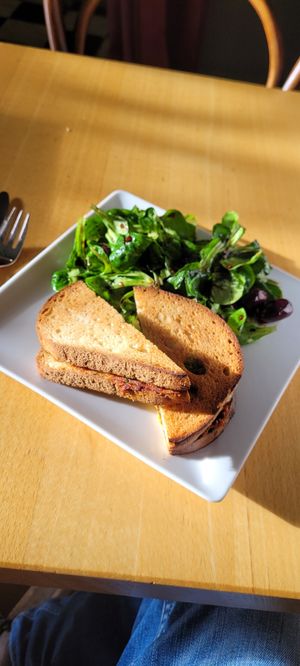Veganer Toast at Bar de L'Univers in Neuchatel