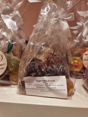 Vegan fruit candy at Confiserie Zucchero in Bruges