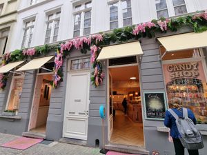 Front+ entrance at Confiserie Zucchero in Bruges