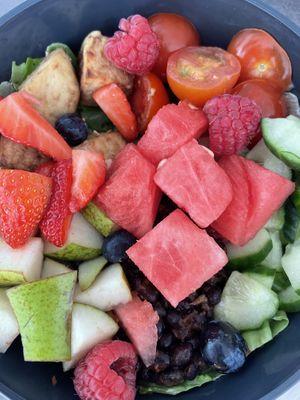 Customize your own bowl with fruits and tofu  at Stadtsalat in Cologne