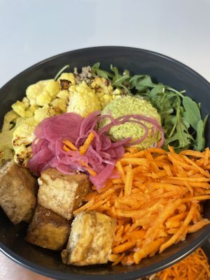Seasonal summer bowl   at Stadtsalat in Cologne