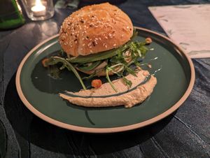 Bagel with avocado and hummus at Ewig Freunde in Berlin