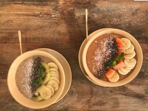 Kiwi and Papaya smoothie bowls at Konkret Art Kaffee in Kathmandu
