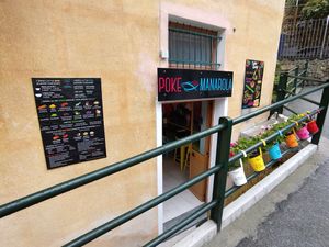 Pretty entrance, with a short flight of steps at Poke Manarola in Manarola