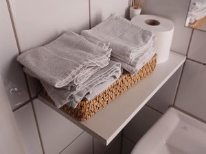Bathroom with reusable towels at AnTee Vegan in Hamburg