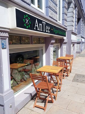 Exterior with 2 tables for outdoor seating at AnTee Vegan in Hamburg