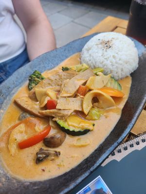 Rotes Curry mit Duftreis, Gemüse und "Huhn" at AnTee Vegan in Hamburg