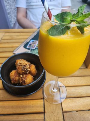 Gebackene Bananen und Mangosmoothie at AnTee Vegan in Hamburg