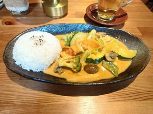 Red vegetable curry with tofu at AnTee Vegan in Hamburg
