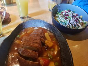 Ente süß- sauer und vegan bowl at AnTee Vegan in Hamburg