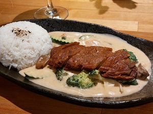 Vegan duck in peanut sauce at AnTee Vegan in Hamburg