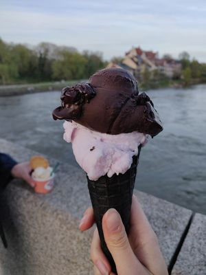 Dunkle Schokolade & Lavendel-Zitrone mit veganer Waffel at Stella Eiscafé - Crêpes in Regensburg