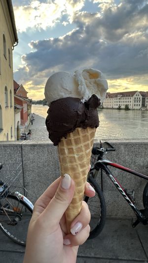 Dunkle Schokolade und Jasmintee   at Stella Eiscafé - Crêpes in Regensburg
