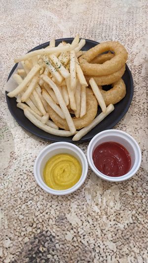 Onion rings and fries 🍟🧅 (750¥) at Tomoyasu Seisakusyo and Hamburger - 友安製作所とハンバーガー in Fukuoka