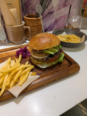 Avocado and onion burger! at Tomoyasu Seisakusyo and Hamburger - 友安製作所とハンバーガー in Fukuoka