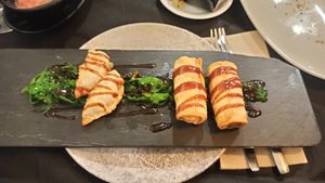 Gyozas y rollitos vegetales sobre wakame at Restaurante Rústico  in Castellon De La Plana
