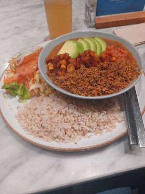 Menú del día 10/10
Frijoles, aguacate, proteína vegetal molida, plátano maduro, arroz y ensalada
De los frijoles más deliciosos que me he comido at Cafė Mattelsa in Medellin