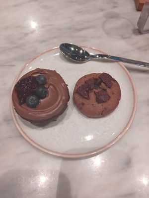 Cupcake de chocolate y arándanos, 10/10
Galleta de chocolate amargo, 10/10 at Cafė Mattelsa in Medellin
