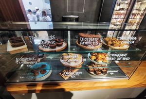 Vitrina de postres at Cafė Mattelsa in Medellin