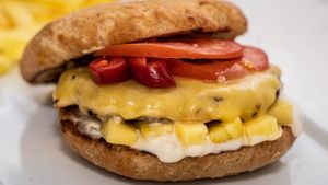 Darian Burgare - innehåller ananas, chili, tomat, Violife ost, hemmagjord specialsås  at Aida's Zone in Stockholm