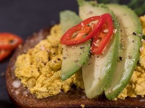 Glutenfritt fylligt surdegsbröd med tofuröra, vegansk majonäs, avokado, chili  at Aida's Zone in Stockholm