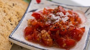 Baguette med tomat och vitlök. Serveras med majonäs  at Aida's Zone in Stockholm