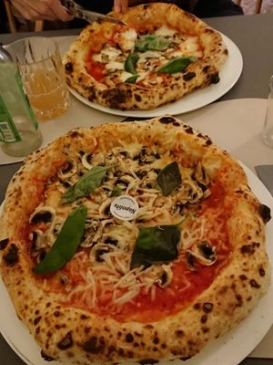 Vegan Pizza Funghi (front) and vegetarian Pizza Funghi (back). We also got scissors for cutting. ✂️ at Napolita in Berlin