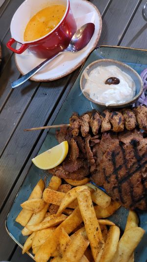 Gemischte Grillplatte und Metaxasauce at Taverna Athene in Berlin