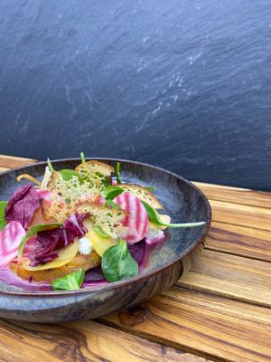 A vegetarian starter: buttered bread with garden cress, tomato, cucumber and radish

 at Restaurant WALDWERK Northeim in Northeim
