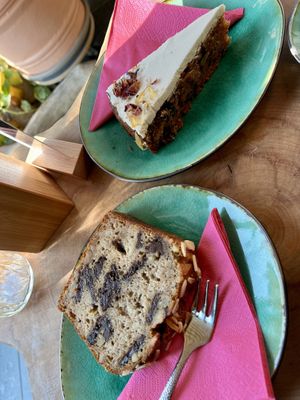 Bananenbrot und Karotten-Walnuss-Kuchen  at Berry's in Darmstadt