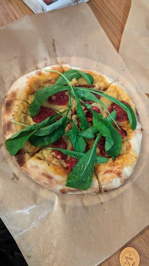 Pizza de tomate seco e rúcula e hummus at A Portinha da Felicidade in Capao Da Canoa