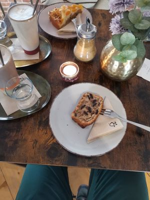 Aprikosentorte und Bananenbrot, beides vegan at Nor.Tisch in Stralsund