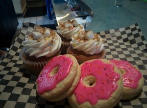 Cupcakes & cookies, today's dessert options at Hella Vegan Eats in Oakland