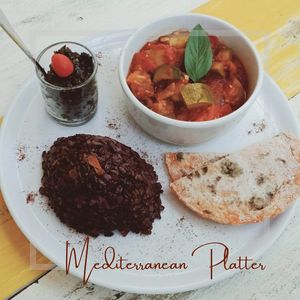 🏺 Mediterranean Platter  200 ฿

🍆 French Ratatouille, Black Olives Tapenade, Black Rice & a Sweet Potato Flat Bread.
 at Soulscape Café in Koh Phangan