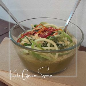 🥑 Keto Green Soup (Raw / Gluten Free)  140 ฿ 

🍅 Avocado, Cucumber and Tomato Raw Soup.
Topped with Kale, Sundried Tomatoes, Rawmesan & Zucchini Spaghetti at Soulscape Café in Koh Phangan