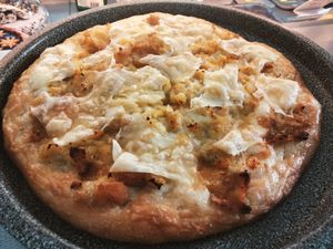 Focaccia con nata, croquetas de patata y mozzarella violife at Pepita D'oro  in Tenerife