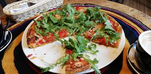 Pizza Rucola, mit veganen Käse. Sehr schmackhaft.  at Dobra Karma in Katowice