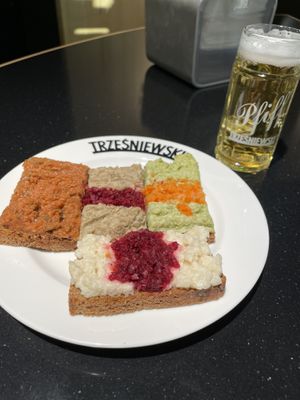  The 4 vegan sandwich options and a "Pfiff" beer at VIE - Trzesniewski - T2 in Vienna
