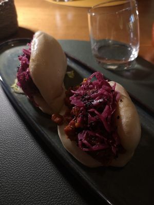 Bao Buns con macinato vegano e cavolo viola at Native Restaurant in Camposampiero