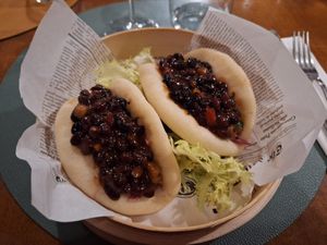 Bao Buns con Fagioli Neri e Cappuccio Viola Marinato at Native Restaurant in Camposampiero